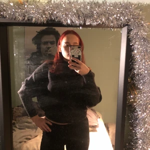 Stickad tröja  - Superfin och mjuk stickad tröja från Zara. Elastisk i ärmarna. Semi-polo. Grå/brun i färgen.