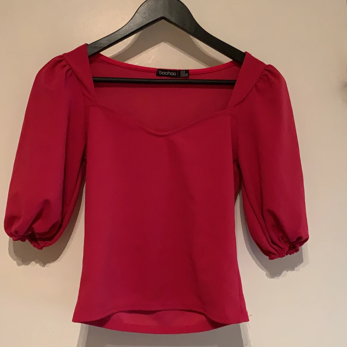 Mörk rosa blus från Boohoo