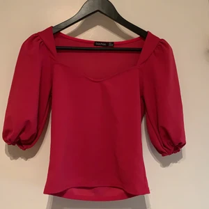 Mörk rosa blus från Boohoo - En mörk rosa tröja från Boohoo u storkleken 34. Testad en gång men den passade inte mig ✨ Den ser röd ut i ljuset men är mörk rosa i verkligheten. 