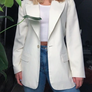 Vit kavaj Storlek 40 - En snygg vit kavaj som är helt oanvänd!! Den är i storlek 40 som är lite oversize. 💕 Frakt tillkommer 