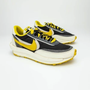 Nike LDWaffle x Sacai x Undercover  - Storlek 43, aldrig använda 10/10 skick fortfarande i box, värda runt 235$ (stockx) men vill få sålt snabbt därför det lägre priset! 