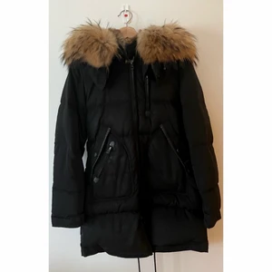 Cedrico jacka - Säljer min systers Cedrico jacka i fint men andvändt skick. Inget fel på dragkedjor eller knappar. Skickar mer bilder om det önskas. Fraktar endast spårbart på denna jacka! Strl S nypris 7995:-.                                                                                  1000kr plus frakt kan gå ner vid snabb och smidig affär.