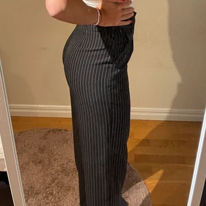 Kostymbyxor  - Snyggaste randiga kostymbyxorna som passar i alla sammanhang 😍 köpta på NAKD! Skriv om du är intresserad så kan vi diskutera pris☺️