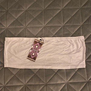 Bandeau - Vit bandeau från Bohoo, aldrig använd, endast testad. Prislapp finns kvar som bilden visar. Storlek M men skulle nog passa även en S då det men lite stor i storleken. 
