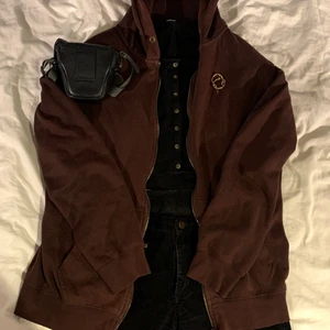 Brun hoodie från pull&bear  - Mysig oversize hoodie som jag köpt second hand, ursprungligen från pull&bear! OBS: Dragkedjan går inte att stänga, men det borde gå att laga enkelt 🥰