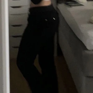 Juicy Couture - Säljer mina sköna juicy byxor i storlek xs men passar även s. Köp direkt för 700kr eller så får den som budar mest köpa dem💕