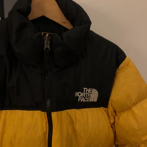 NORTH FACE JACKA DAM - Säljer min superfina gula North Face jacka!! Nästan heelt ny, bara använd i en vinter! Skriv om ni har några frågor❤️ nypris 2 799. 