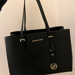 Väska - Säljer min Michael Kors väska som jag inte använt på hur länge som helst! Bra skick och rymmer med mycket saker👌🏼❤️