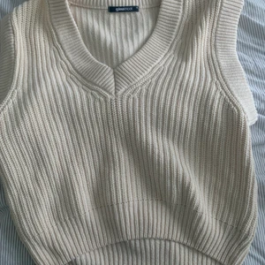 Stickad väst - Super fin stickad väst ifrån Gina tricot i storlek XS men passar även S!