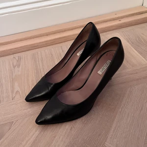 Svarta pumps från Footlight storlek 39 - Enkla svarta pumps i storlek 39 från Footlight i fint skicka, använda ett fåtal gånger. Klacken är ca 8cm