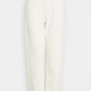 Monki KYO Jeans straight leg - Säljer mina ett år gamla jeans då jag inte använder dem längre. Jeansen är superfina och i toppen skick, sitter rättså kort på mig som är 164 cm. Köparen står för frakten❤️