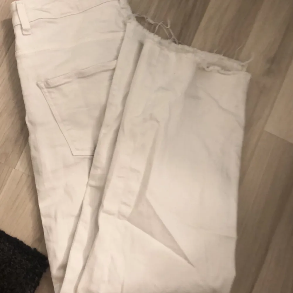 Vita jeance från lager 157, st M , kostade 300 kr men säljs för 150 då dom är andvända få tal gånger . Jeans & Byxor.