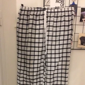 Rutiga pyjamasbyxor   - Rutiga pyjamasbyxor från SHEIN, st M men små i storleken så mer åt S/XS, skriv privat vid intresse         50kr + frakt