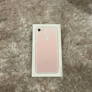 iPhone 7 - En iPhone 7 i bra skick har ändast två små skrapmärken som inte märks. Skärmen har ändast några små repor. Det hänger med ett ideal of sweden skal som kanten är borta på (se bilden). Paketet kommer vara spårbart. Hör av dig för mer information eller fler bilder.
