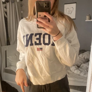 Vit sweatshirt strl xs  - Vit sweatshirt från Gina, strl xs och är ett använd där med tvättat ett antal gånger och har krympt i tvätten. Så den är lite kortare i ärmarna.