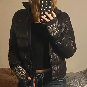 Levis jacka - Svart glansig jacka från levis. Har dragsko längst ner så att det går att ha uppvikt (bild tre)❤️ 