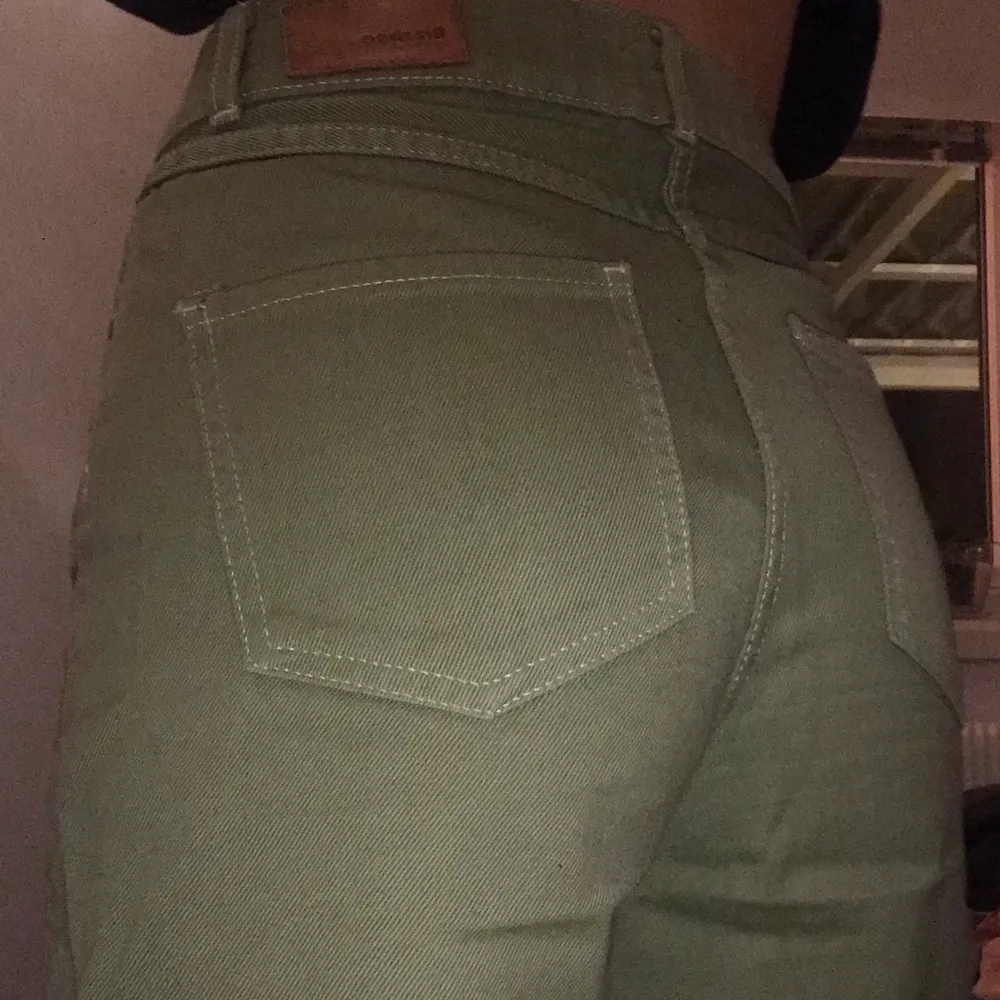 Gröna, vida jeans med vita sömmar🦖 tyvärr blivit lite korta på mig, är 164 cm lång (se sista bilden som referens) 🔎. Jeans & Byxor.