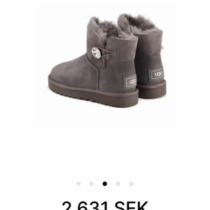 Uggs - Intressekoll på min uggs säljer pga d ej används. Ej Nyskick men har ej gått sönder. Det är bara och skriva för fler bilder👍🏾en svart fläck från (ta bort medel) men d blev en fläck från medlet så d blev värre (går säkert att få bort)