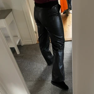 Skinnbyxor  - Slutsålda skinnbyxor från NAKD 💓  De har nästan inte kommit till någon användning alls hos mig, tyvärr, så nu söker de en ny ägare! Byxorn sär storlek 34 men pass mig som vanligtvis bär 34/36 i byxor. (Nypris: 549) (en av hakarna på insidan var trasig när jag fick byxorna men det har jag löst så de fungerar precis som innan!) 