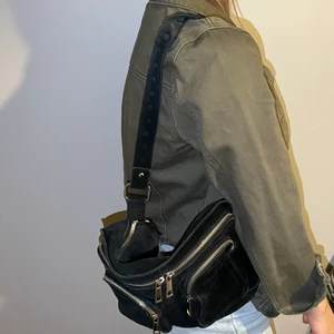 Nunoo väska - Svarta nunoo väska! Väldigt rymlig, en perfekt skolväska som får plats med iPad och skolböcker!! Köpt för över 1 000 kr minns inte exakt.