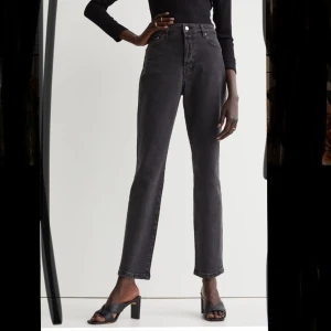 Momjeans strl 42  - ❌lånad bild❌.  Super fina momjeans från H&M. Super fin tvätt på jeansen och sitter fint, tightare runt rumpa/lår och sedan faller snygg vid bena ❤️