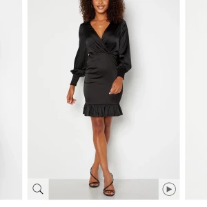 Klänning  - Har denna klänning i både storlek 38 och 40. Köpta på bubbleroom, den i storlek 40 är använd en kväll och den andra är endast testad med prislapp kvar. 300kr styck.  