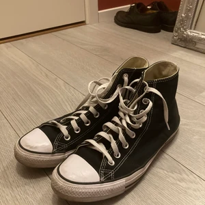 Converse storlek 43 - Säljer mina converse, ganska använda så säljer dom ändå till ett rimligt pris, passar även storlek 44, köpare står för frakt
