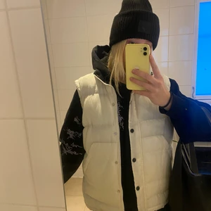 Vit dunväst - Vit, varm dunväst som passar XS-M❤️‍🔥 Köpt här på plick för ca ett halvår sedan. Kan mötas upp kring Växjö annars står köparen för frakt. Kontakta mig för mer information!