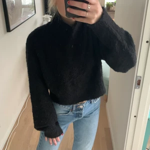 Stickad tröja - Snygg stickad tröja! Köpt för ett år sen och sparsamt använd - i mycket bra skick. Lite croppad och typ ”ballongärmar” och hög krage. Säljer pga måste rensa i garderoben. Nypris cirka 250/300 tror jag😊
