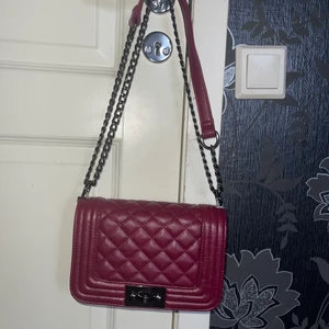 Väska - Handväska använd fåtal gånger. I gott skick 