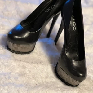 Klackskor  - Aldo nya klackskor svart i storlek 37 för 100kr 