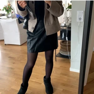 Kjol - Fin skinnkjol från Zara i bra skick. Frakt tillkomemer!