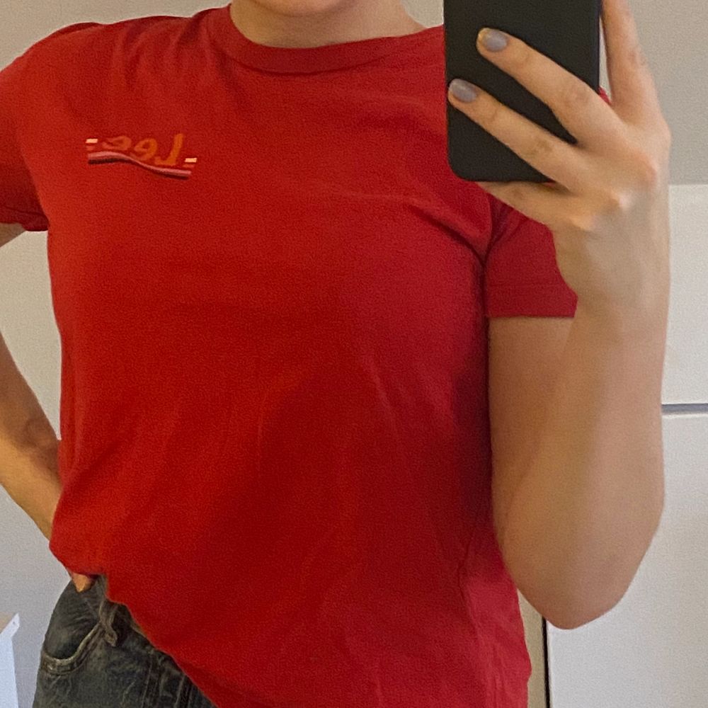 T-shirt från Lee köpt på carlings. Den är röd med en Lee-logga på bröstet. Köpt i storlek s (passar även xs och M beroende på hur oversized man vill ha den)❤️. T-shirts.