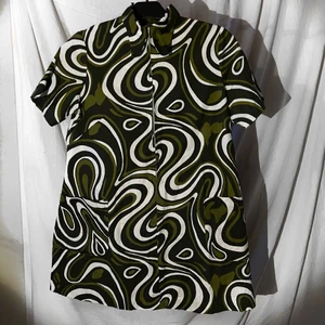 60-tals Klänning  - Vintage handsydd klänning i psykadeliskt mönster. Den har fickor på framsidan. Ingen etikett (alltså märke eller stl) då den är handgjord. Den har formen av en typisk 60tals klänning och kragen är typisk 70tals krage. Passar XS-M beroende på hur baggy den ska sitta. Kan gå på L också men kan vara lite tight vid bröst och axlar då. Den har 3/4 dragkedja fram och kan bäras både lite öppen men även helt stängd. Frakt står kunden för och betalas separat, paket skickas så fort som möjligt.