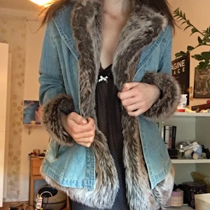 jacka med päls - SÅ FIN jeansjacka med päls i krage och muffar. Lägger upp igen pga att köparen slutade svara.