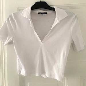 T-shirt med krage  - T-shirt med krage från Zara! Väldigt populär och går att styla med allt💗💓