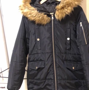 Vinter jacka st m - Jätte skön bomber vinter jacka i st m, säljer pga för stor för mig. 