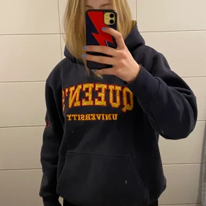 Hoodie  - En Hoodie som är köpt på Plick men som tyvär inte kommer till användning längre 😊 frakt +.