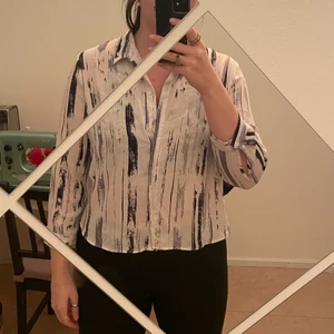 Svart-vit blus/skjorta - Skitsnygg blus/skjorta från Monki. Älskar verkligen denna men är tyvärr för liten för mig. Ryggen är dubbelvikt. Lätt, mjukt och luftigt material.