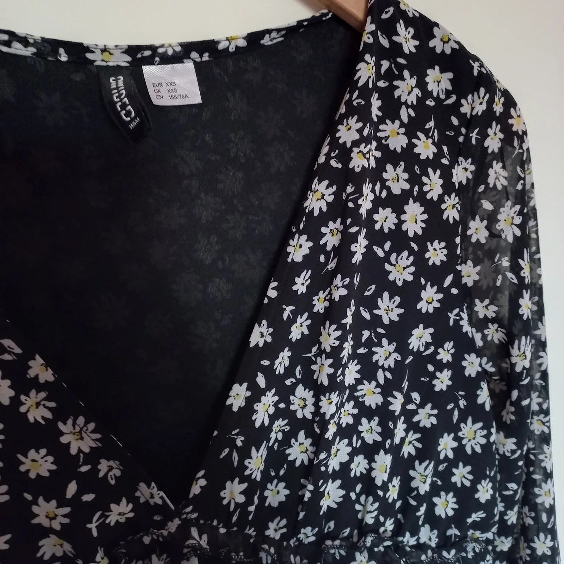 Söt svart klänning med tusenskönor - 91