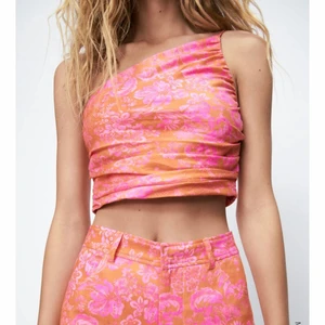 Rosa linne från zara  - Säljer denna super söta slutsålda topp/linne från zara!! Använd en kväll i somras sedan bara legat i garderoben💞💞