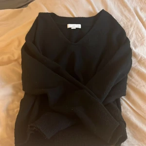 Stickad svart Tröja  - Trendig stickad svart tröja från hm.