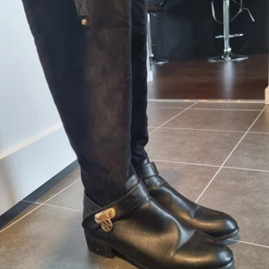 Skor  - Svarta skor med liten klack. 