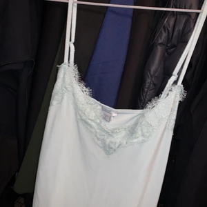 Ljusblått linne - Ett väldigt sommrigt linne i fint skick. Knappt använd. Säljer pga att den är för liten