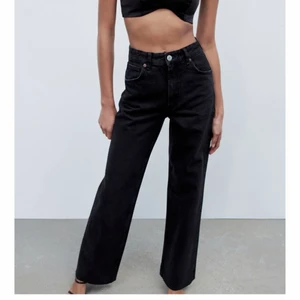 Zara - wide leg jeans  - Jeans från zara i modellen ”wide leg”. Bra skick och knappt använda,  just därför säljs de också. Köpta för 400kr.