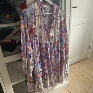  Klänning storlek oversize m-xl ny  - Super fint blomnig klänning storlek oversize m-xl ny 