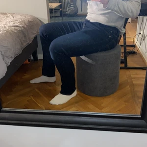 G-star 3301 jeans - g-star 3301 straight tapered jeans i W34 L34. Knappar som gylf. Stretchiga och mjuka. Använda kanske 3-4 gånger innan de blev bortglömda i en garderob, och nu känns de lite tajta efter att ha tränat tyngdlyftning ett tag:) 