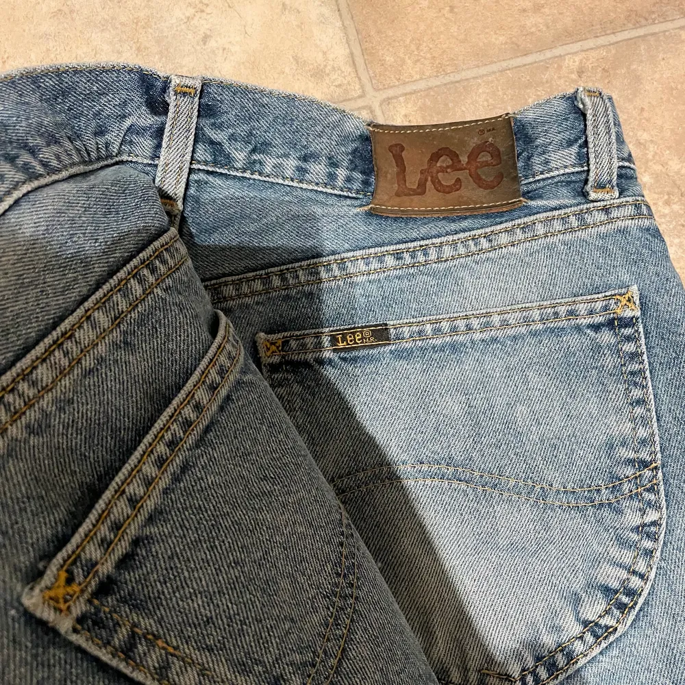 Dessa jeansen är köpta second hand men lite stora för mig. Skulle säga att det är en M-L men annars sjukt nice! Raka i benen sitter lågmidjat . Jeans & Byxor.