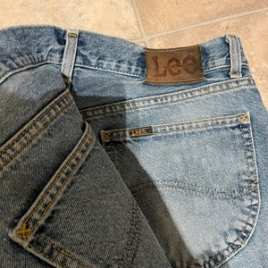 Lee jeans  - Dessa jeansen är köpta second hand men lite stora för mig. Skulle säga att det är en M-L men annars sjukt nice! Raka i benen sitter lågmidjat 