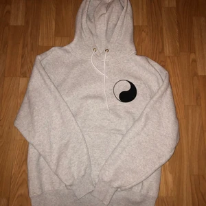 workshop hoodie  - our legacy workshop hoodie i storlek 48. använd 1 gång skickar egna bilder vid intresse 💚